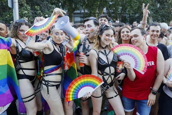 01/07/2023 18:18 (UTC)
Crédito:
EFE
Fuente:
EFE
Autor:
MARISCAL
Temática:
Asuntos sociales » Grupos minoritarios » Homosexualidad
Política » Derechos humanos
Participantes en la gran manifestación del Orgullo LGTBI+ celebrada este sábado en Madrid 