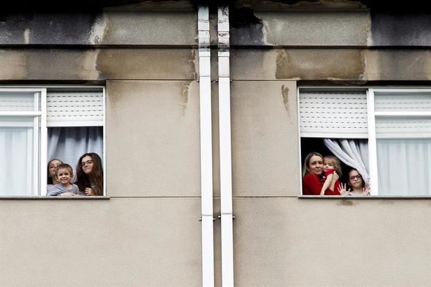 Varias familias saludaban desde sus ventanas en Ferrol, durante el confinamiento el pasado mes de marzo.