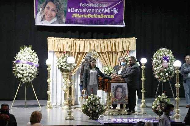 Familiares y amigos asisten al velorio de la abogada María Belén Bernal, en el Teatro Universitario en Quito, Ecuador.