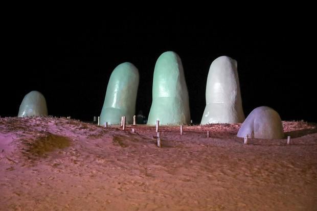 Fotografía nocturna de la obra de arte Los Dedos de Punta del Este el 19 de mayo de 2022 en Punta del Este, Uruguay.