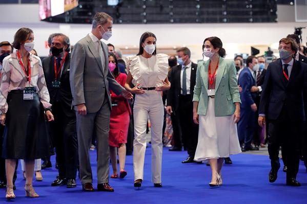 Los reyes de España, Felipe VI (c-i) y Letizia (c-d), inauguran la a 41 edición de la Feria Internacional del Turismo, Fitur, acompañados por la ministra de Industria, Comercio e Industria, Reyes Maroto (i), la presidenta madrileña, Isabel Díaz Ayuso (2d), y el alcalde de la capital, José Luis Martínez-Almeida (d), este miércoles en el recinto ferial IFEMA de Madrid. 