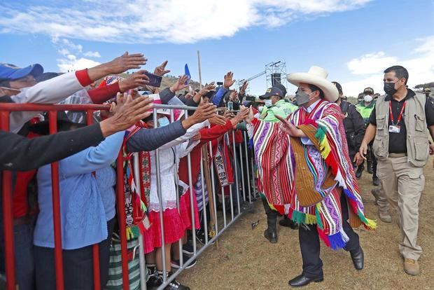 Fotografía cedida hoy por la Presidencia de Perú que muestra al mandatario Pedro Castillo (d) durante el lanzamiento de la II Reforma Agraria en la fortaleza de Sacsayhuamán, en el Cusco.