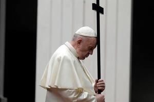 El papa preside un V&#237;a Crucis en una Plaza vaticana completamente vac&#237;a