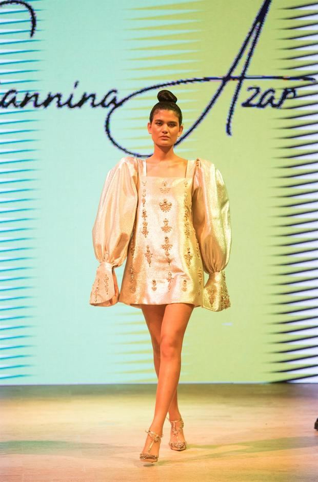 Una modelo luce una creación de la diseñadora dominicana Giannina Azar durante la primera jornada del República Dominicana Fashion Week (RDFW), este martes en Santo Domingo República Dominicana.