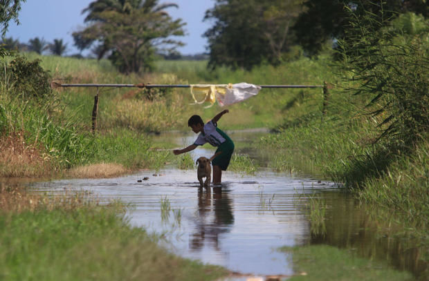 Un niño camina en medio de una inundación en la comunidad Rancho Chico perteneciente al municipio de Okinawa I en Santa Cruz, Bolivia.