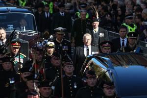 Parte de la familia real británica acompaña el féretro de Isabel II en la procesión que lleva el cuerpo de la difunta reina desde el Palacio de Holyroodhouse a la Catedral de St Giles, en Edimburgo, Escocia.