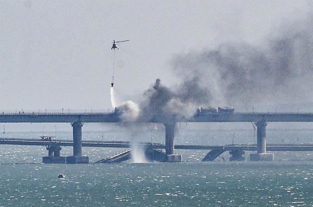 Imagen del bombardeo a la infraestructura que une la anexionada península ucraniana con Rusia.