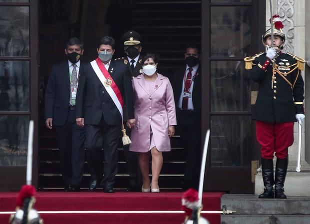 Fotografía de archivo, tomada el pasado 28 de julio, en la que se registró al presidente de Perú, Pedro Castillo (c-i), de la mano de su esposa y primera dama, Lilia Paredes, a la salida del Palacio de Gobierno, en Lima, Perú.