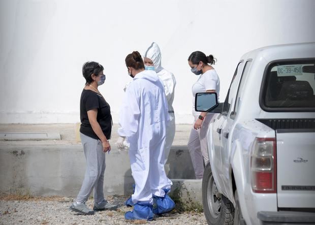 Familiares de los migrantes fallecidos en un accidente de camión donde viajaban, acuden al Servicio Médico Forense (SEMEFO) hoy, en la ciudad de Tuxtla Gutiérrez, Chiapas, México.