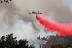 Evacuan un hospital por un nuevo incendio forestal en California