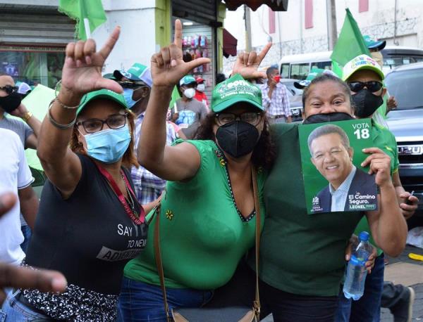 Seguidores del tres veces presidente de la República Dominicana Leonel Fernández, y actual candidato presidencial del partido opositor La Fuerza del Pueblo (FP), participan en una caravana este jueves por las calles de Santo Domingo (República Dominicana). 

