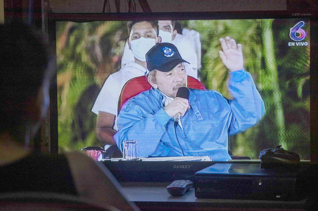 Una mujer observa en el televisor al presidente de Nicaragua Daniel Ortega, en una fotografía de archivo.