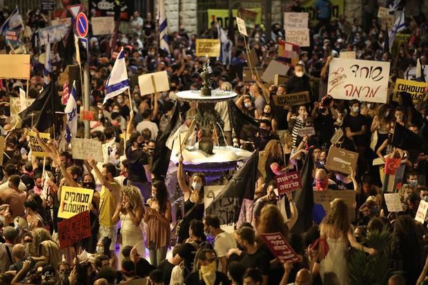 Un creciente clamor popular en las calles israelíes pide la salida de Netanyahu.