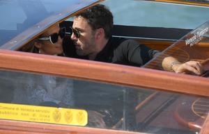 Ben Affleck y Jennifer López llegan juntos al Lido de Venecia