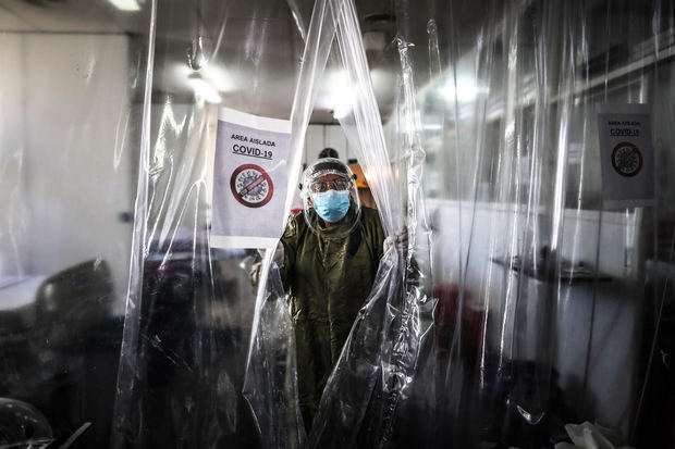 Personal médico realiza su trabajo en la Unidad de Cuidados Intensivos para pacientes con covid-19 hoy, en el Hospital Naval de Buenos Aires, Argentina.