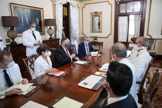 Fotografía cedida este domingo por la Embajada de EE.UU. en Rep. Dominicana en la que registró la reunión del secretario de Estado estadounidense, Mike Pompeo, con el presidente dominicano, Luis Abinader, en Santo Domingo. 