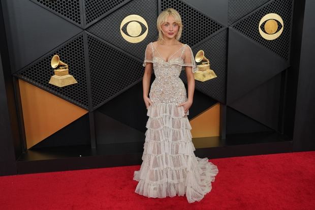 Audacia y elegancia se enfrentan en la alfombra roja de los Premios Grammy.