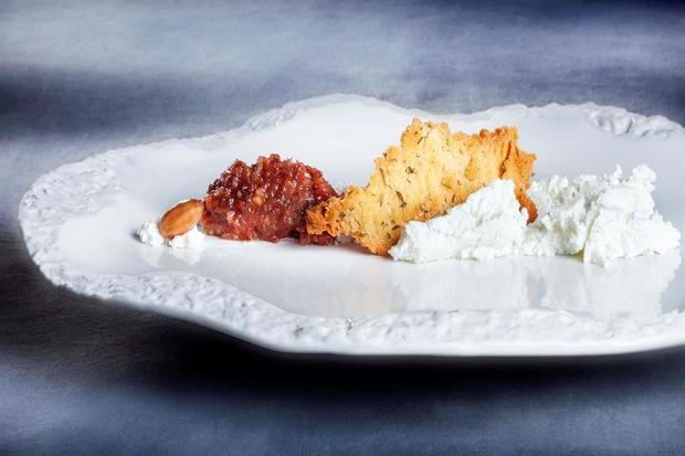 Fotografía cedida por Canal Historia del postre de la chef Maria Marte en su interpretación de 'La última cena'.