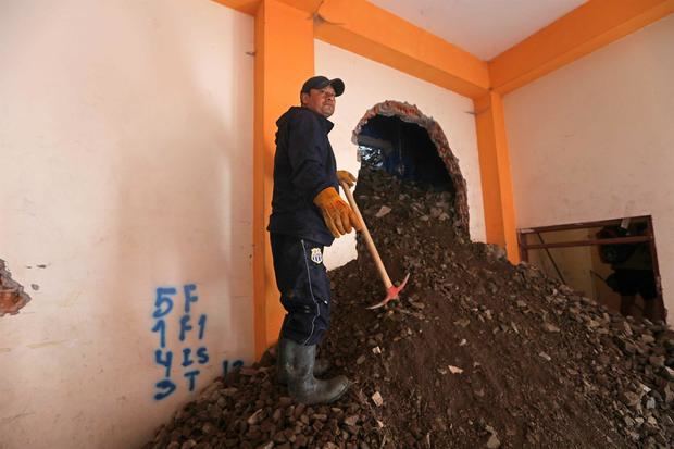 Foto cedida por Presidencia de Perú de un hombre que trabaja en una casa afectada por un derrumbe en la provincia de Pataz, región de La Libertad, al norte de Perú.