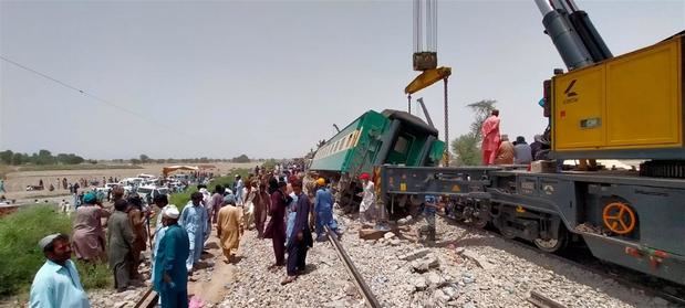 Personal de emergencias en las labores de rescate de los pasajeros atrapados en el accidente de tres ocurrido esta madrugada en Dharki, Pakistan.