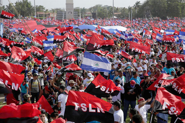 Fotografía de archivo fechada el 19 de julio de 2018 que muestra a simpatizantes sandinistas mientras asisten a la celebración del 39 aniversario de la revolución sandinista, en la Plaza de la Fe, en Managua, Nicaragua.