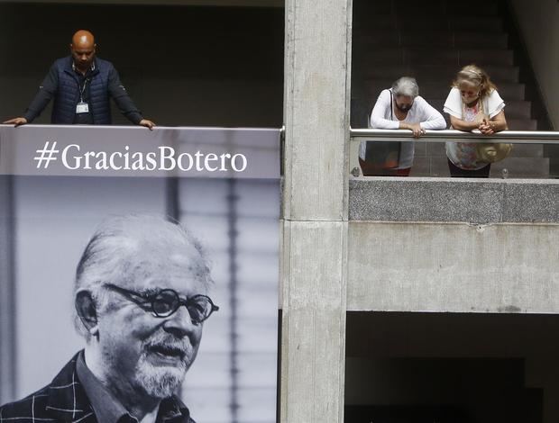 Un grupo de personas asiste a la celebración de los 90 años del artista colombiano Fernando Botero en el Museo de Antioquia, hoy, en Medellín (Colombia). 