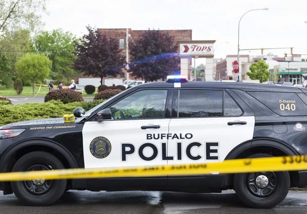 Oficiales de policía en la escena de un tiroteo masivo en una tienda de Tops Friendly Market en Búfalo, Nueva York (EE.UU.), este 14 de mayo de 2022.