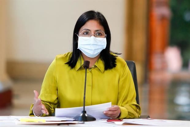 otografía cedida por Prensa Miraflores que muestra a la vicepresidenta de Venezuela, Delcy Rodríguez, durante una reunión de la comisión presidencial para el COVID-19 este sábado, en el Palacio de Miraflores en Caracas (Venezuela). 