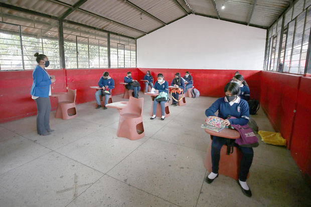 Estudiantes de la Unidad Educativa Agropecuaria Eduardo Salazar Gómez regresan a clases presenciales, tras 15 meses de clases virtuales, en la zona rural de Pifo, a las afueras de Quito, Ecuador.