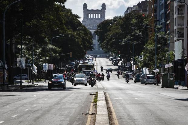 Fotografía de vehículos en una caravana organizada por la central sindical PIT-CNT con motivo del Día Internacional del Trabajo, este viernes 1 de mayo de 2020, en Montevideo.