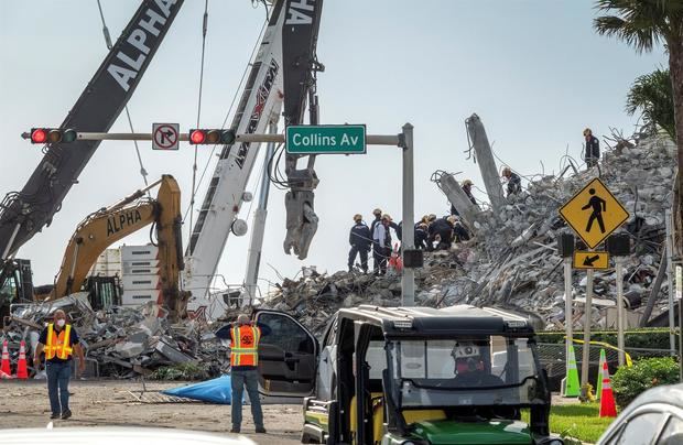 Los servicios de rescate trabajan en las ruinas del edificio Champlain Towers South, en Miami-Dade, después de que fuese demolido totalmente la pasada noche.