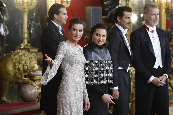 Los reyes de España, Felipe VI y Letizia (i), el emir de Catar, Tamim bin Hamad Al Thani (2-d), y su esposa, Jawaher Bint Hamad Bin Suhaim Al Thani (2-i), a su llegada a la cena de gala celebrada este martes en el Palacio Real, en Madrid. 