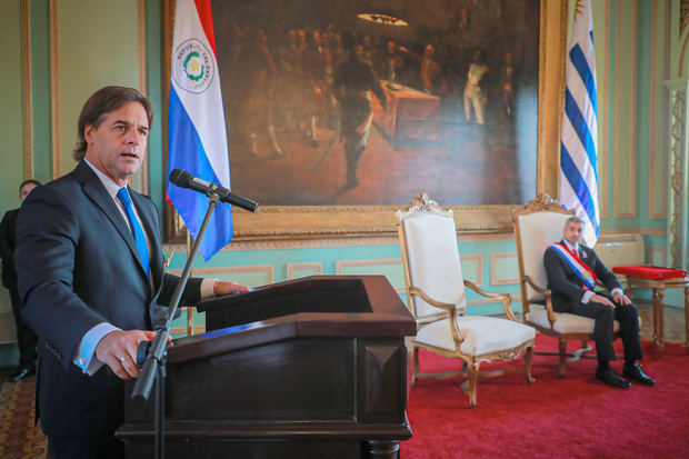 Fotografía cedida por la Presidencia paraguaya que muestra al presidente de Uruguay, Luis Lacalle Pou (i), junto al presidente de la República de Paraguay, Mario Abdo Benítez, este 15 de mayo de 2022.
