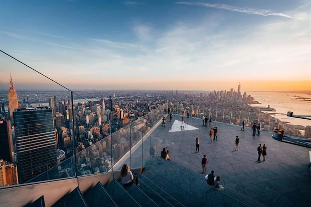 Fotografía cedida por Related Oxford en la que se recreó una panorámica del 'Edge', un balcón a 345 metros de altura y que busca convertirse en la nueva panorámica imprescindible de Nueva York.