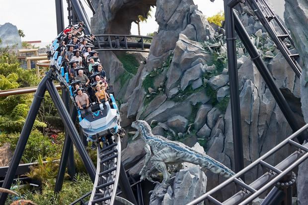 Fotografía sin fecha cedida por NBC Universal donde se muestra a unas personas montadas en el VelociCoaster, la montaña rusa más 'intensa, rápida y alta' de Florida inspirada en la película Jurassic World.