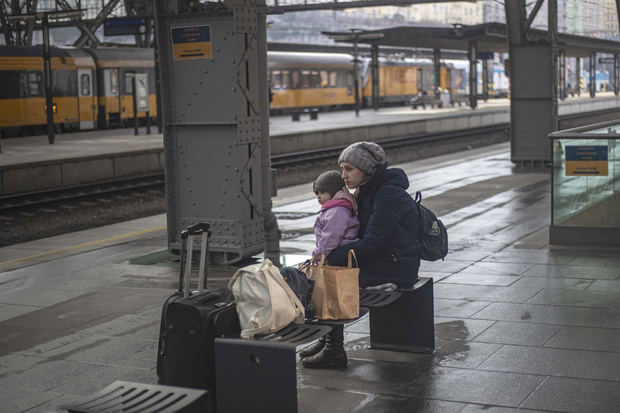 Una madre con su hijo en Praga.