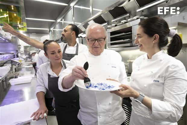 El español Juan Mari Arzak, uno de los cocineros más reconocidos y premiados del mundo, cumple 80 años enamorado de su profesión, con una 'ilusión total' por la cocina, que le sigue dando 'la fuerza para vivir'.