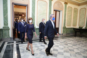 Luis Abinader y Raquel Peña llegando al encuentro.