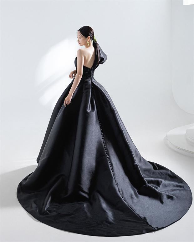 Fotografía promocional cedida por la empresa española Pronovias en donde se aprecia la versión en color negro de su modelo Sedna.