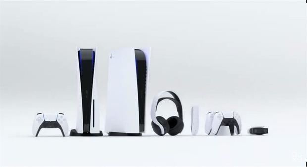 La multinacional japonesa Sony mostró este jueves en un evento digital su nueva videoconsola, la PlayStation 5 (PS5), que se sostiene en vertical, tiene un elegante diseño blanco y negro y va acompañada de un mando DualSense para explotar al máximo la tecnología háptica. 