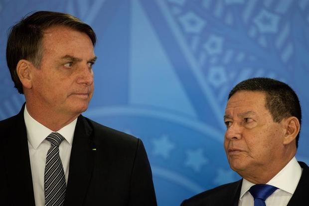 En la imagen, el presidente de Brasil, Jair Bolsonaro (i), y el vicepresidente, Hamilton Mourao.