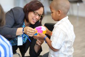 Despacho Primera Dama instruye a padres sobre la convivencia con hijos con autismo