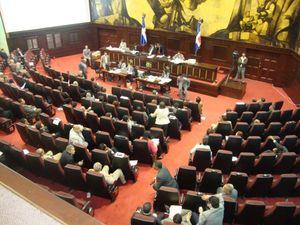 Diputados interrumpen sesión al detectar presencia de un militar en la Cámara