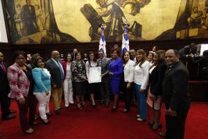 Cámara de Diputados reconoce a 32 mujeres meritorias de todo el país
