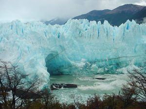 Imagen de archivo de bloques de hielo que se desprenden del puente natural del glaciar Perito Moreno y caen en aguas del Lago Argentino, en el Parque Nacional Los Glaciares.