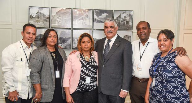 El canciller Miguel Vargas junto a los familiares de los estudiantes dominicanos en Wuhan, China.