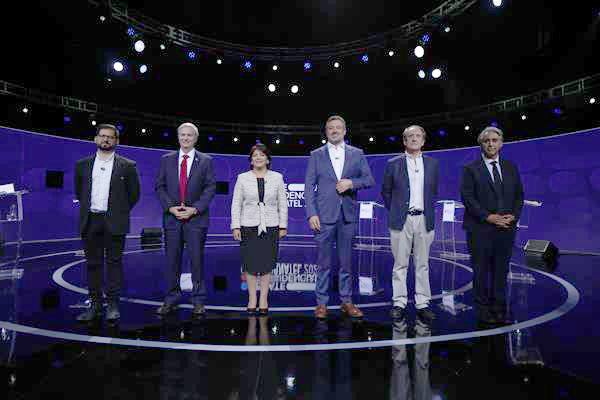 Los candidatos presidenciales, (i-d) por el Frente Amplio, Gabriel Boric; por el Partido Republicano, José Antonio Kast; por el Partido Demócrata Cristiano, Yasna Provoste; por Chile Vamos, Sebastián Sichel; por Unión Patriótica, Eduardo Artés, y por el Partido Progresista, Marco Enríquez-Ominami, el 15 de noviembre de 2021, en Santiago (Chile). 
