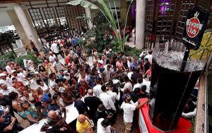 Cantineros elaboran en Cuba el cóctel 