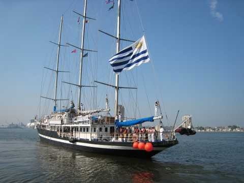 Capitán Miranda, velero escuela de la Armada Nacional Uruguaya atracó este sábado en la terminal Don Diego del Puerto de Santo Domingo.