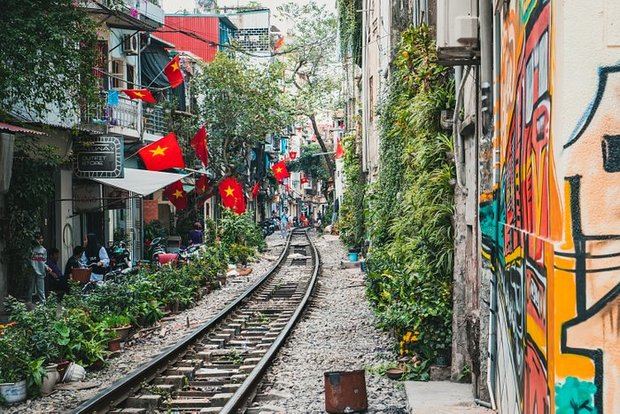 Hanói cierra sus cafés junto a las vías del tren por el peligro de los selfis
